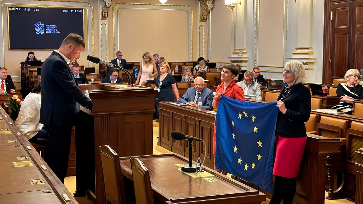 Poslankyně se ve Sněmovně postavily před řečnícího Okamuru s vlajkou EU
